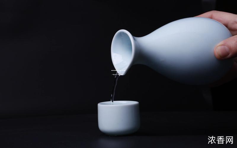 伊力牌浓香型白酒50度：价格揭晓，一箱多少钱？开启品酒之旅