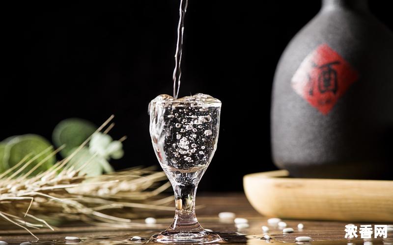 白酒代理费用解析：如何计算一般白酒代理费及其标准金额参考