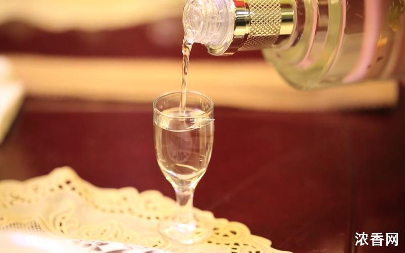 酱香酒韵，白酒之魂：沉醉在时光酿造的美妙酱香中