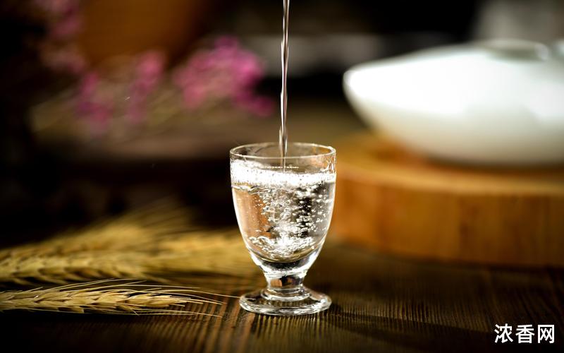 一般白酒价格探讨：市场价格走势与常见品种价格区间分析
