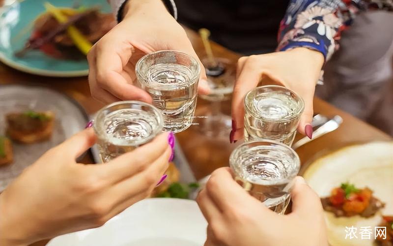 白酒一吨价格揭秘：市场行情下的价格区间及影响因素分析