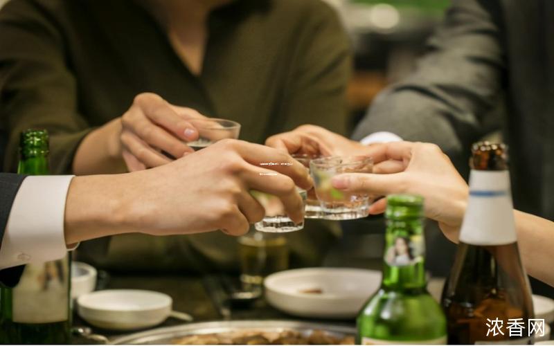 常见的白酒容量揭秘：揭秘白酒多少毫升最为适宜饮用？