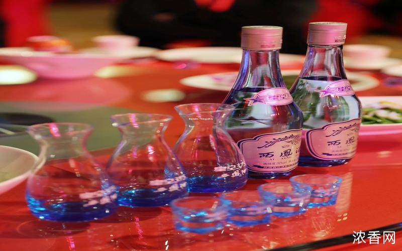 白酒价格解析：一杯白酒正常售价究竟多少？