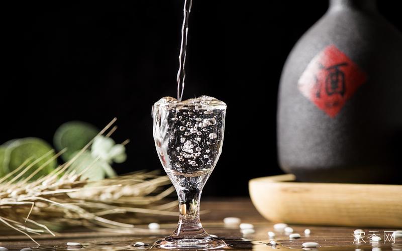 白酒标准瓶装容量揭秘：一瓶白酒究竟有多少毫升？