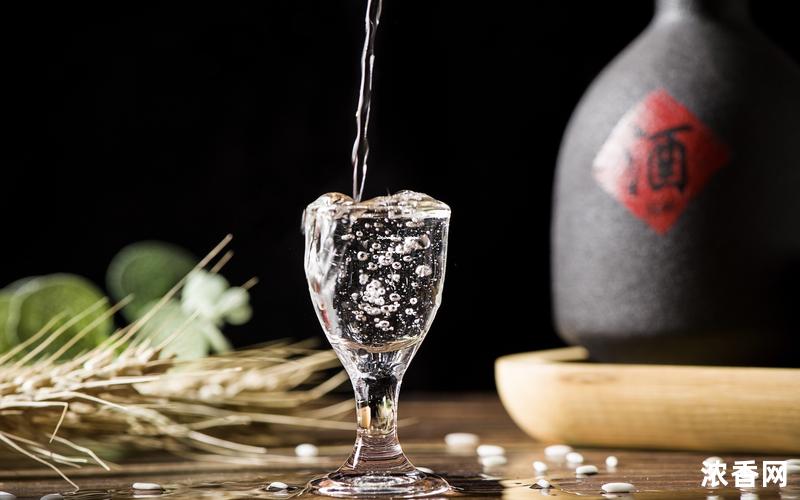 招商中证白酒指数：投资A还是C，白酒板块的魅力解析