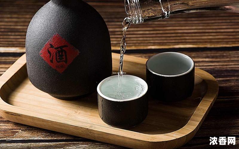 高端白酒：四百元一瓶的品味之选