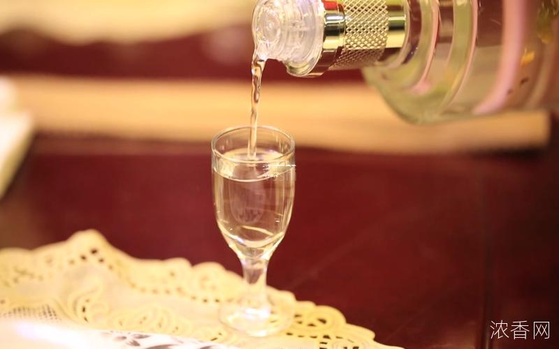 正常人白酒摄入量解析：适量饮用几两白酒才算合理？