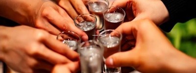 一般白酒价格解析：每瓶多少银两？