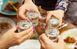 探究白酒价格：一斤白酒约多少元？