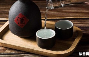高端白酒：四百元一瓶的品味之选