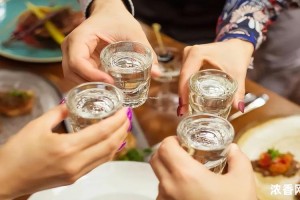 探究白酒价格：一斤白酒约多少元？