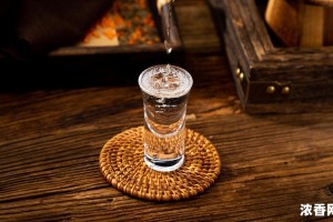 伊力浓香型白酒价格解析：品质与价格的完美结合