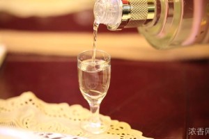 正常人白酒摄入量解析：适量饮用几两白酒才算合理？